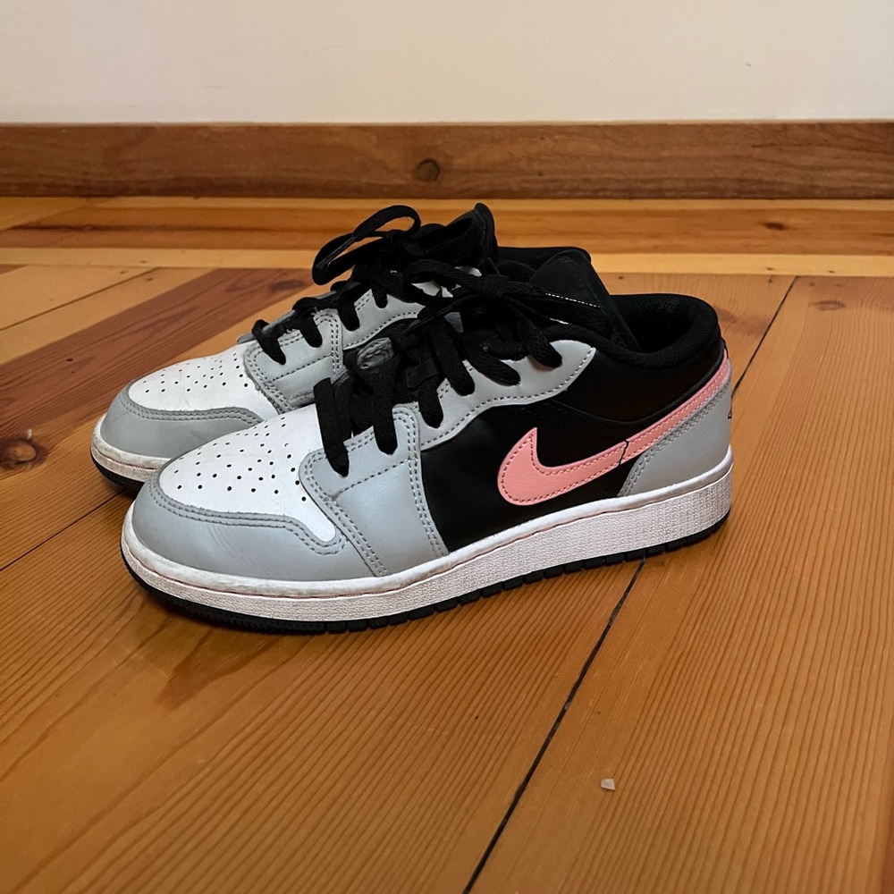 Excellent condition Nike Air Jordan Low 1 color Gray Fog Bleached Coral